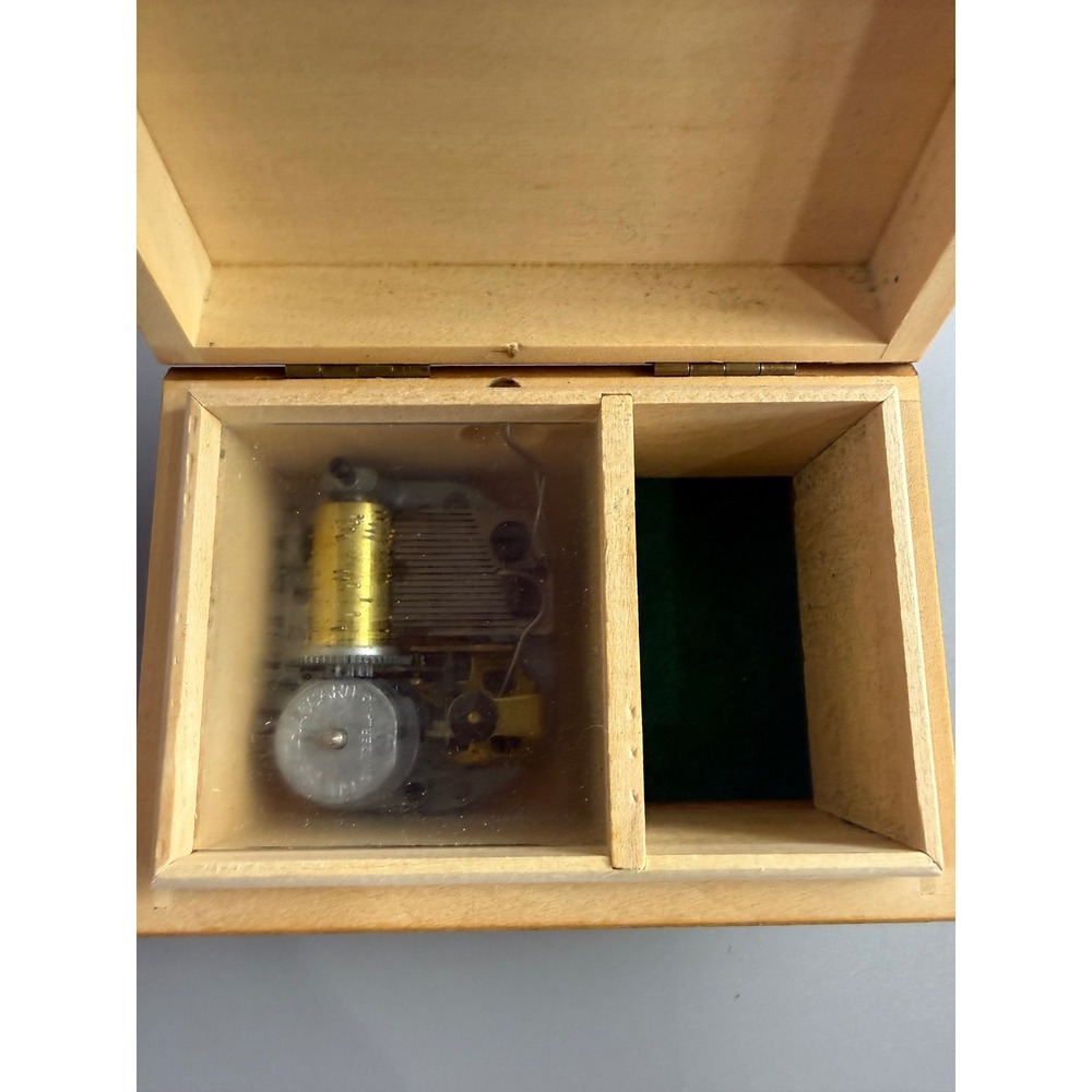 Swiss Music Box Little‎ Green Apples Musical Keepsake Vintage Wooden Collectible - Picture 4 of 9